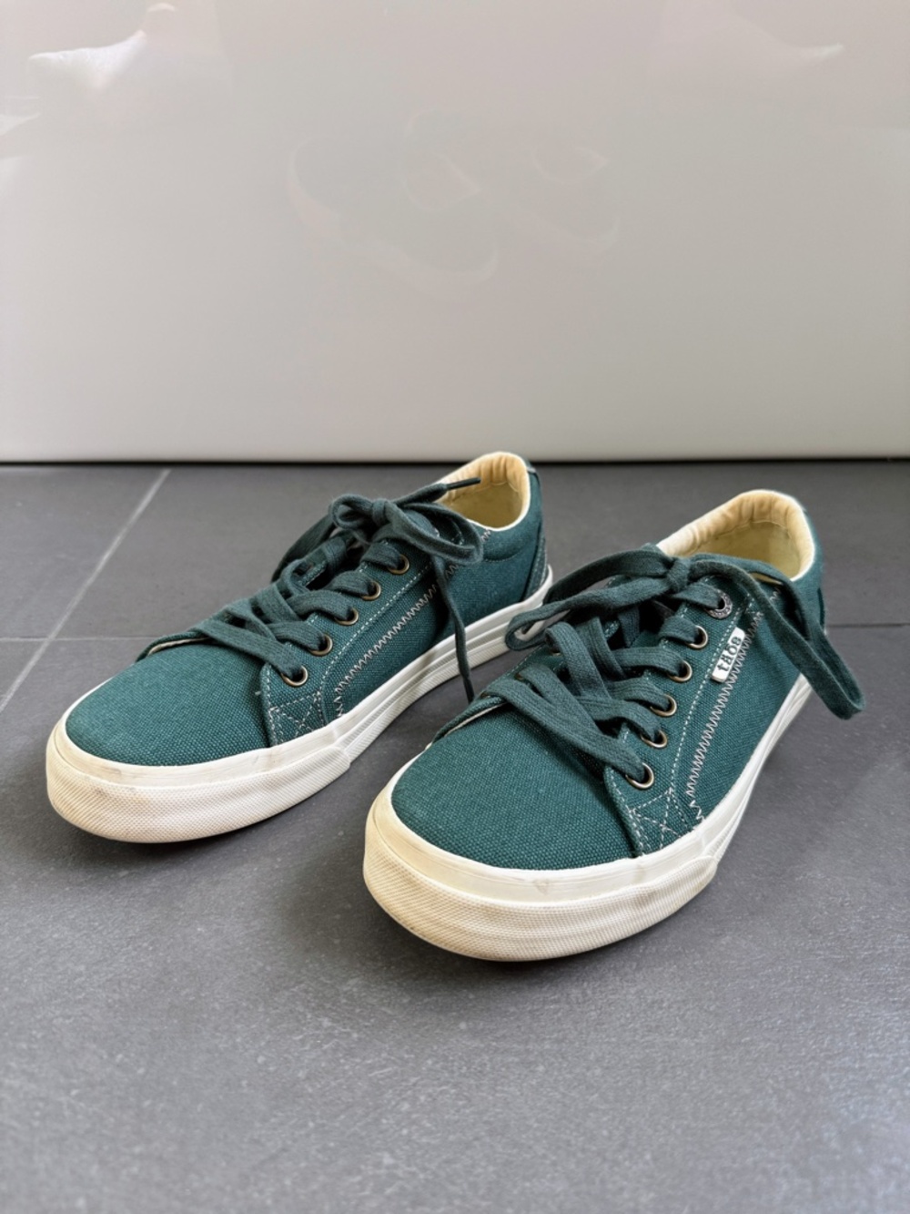 NEW-Taos Plim Canvas Sneaker-Sz 7